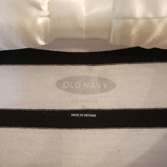 NWOT Old Navy Black & White Striped T-Shirt with Pineapple Pocket - Size XL - Picture 5 of 6